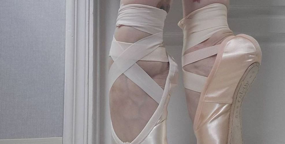 How-to-sew-elastic-on-pointe-shoes