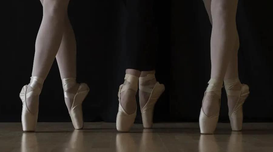 How-to-sew-ribbons-and-elastic-on-pointe