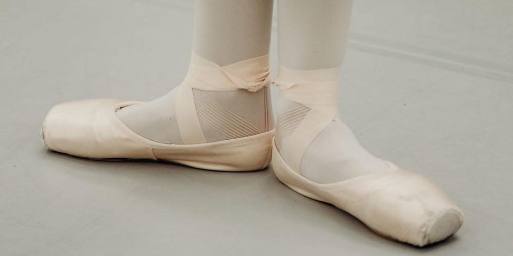 Is-it-difficult-to-stand-in-pointe-shoes